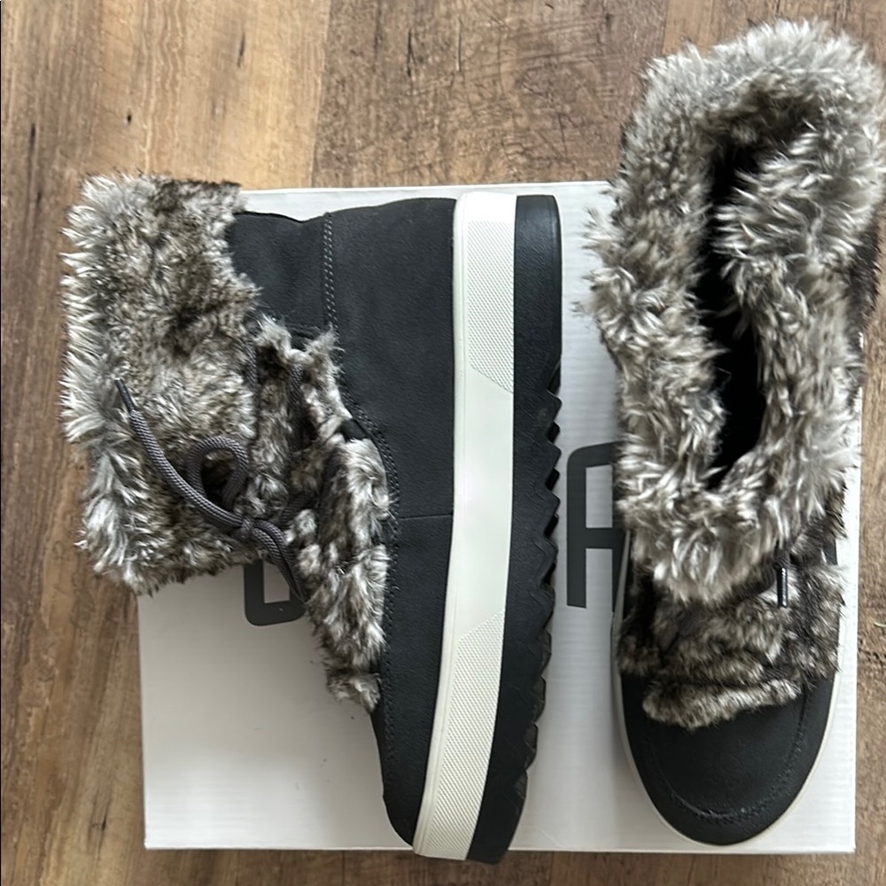 Cougar brand Black and Gray Winter Boots with Fur Lining and Thick Sole